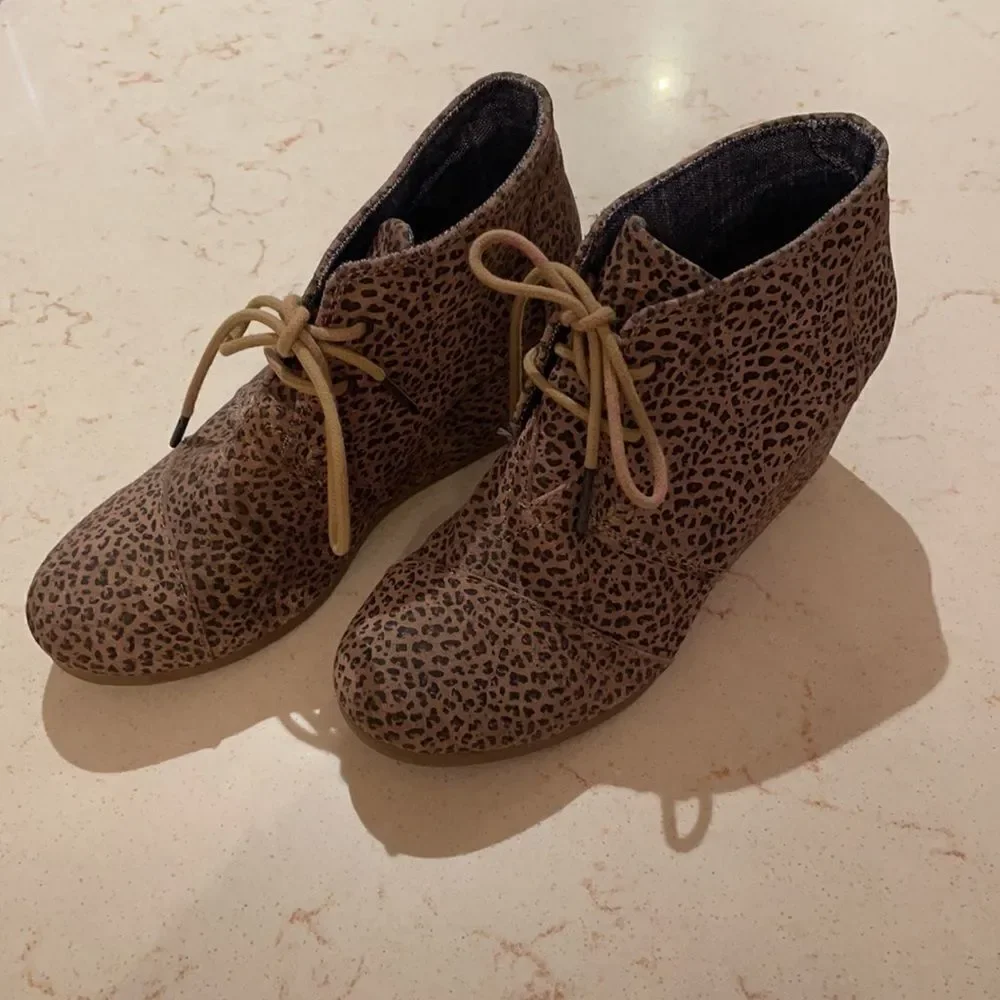 TOMS leopard cheetah print desert wedges SZ 7